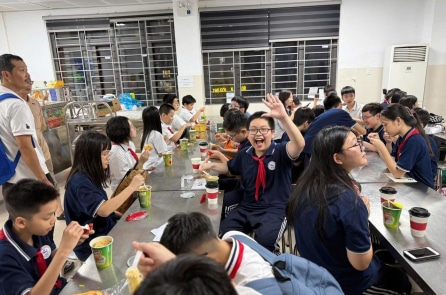 Hà Nội ngập sâu, phụ huynh chật vật đón con, nhiều trường cho học sinh ngủ qua đêm