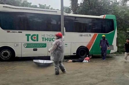 Hà Nội: Rò điện tại nút giao ngập nước, nhiều người bị giật khi đi qua