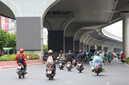 Hà Nội thí điểm lắp hơn 200 màn hình LED dưới gầm cầu cạn Vành đai 2