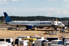 Bị vật thể lạ đập trúng ở độ cao 10.000 mét, máy bay Mỹ phải hạ cánh khẩn cấp