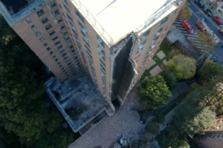 Tòa nhà 20 tầng ở New York nổ lớn, tường sập đổ xuống đường phố Bronx