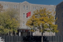 Đại sứ quán ĐCSTQ tại Canada treo ngược cờ vào ngày “quốc khánh”, nhiều nơi mít tinh phản đối ĐCSTQ