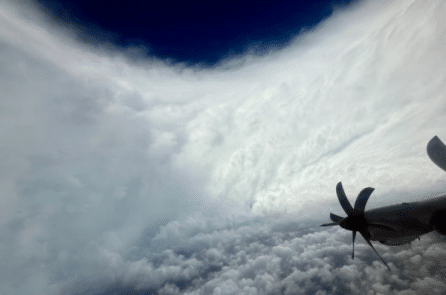 Máy bay quân sự Hoa Kỳ ghi lại cảnh quay hiếm hoi khi bay vào mắt bão Melissa