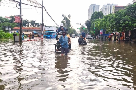 Đường phố vẫn ngập sâu, Hà Nội tiếp tục đón đợt mưa giông mới