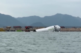 Máy bay chở hàng trượt khỏi đường băng Hồng Kông lao xuống biển: 2 người thiệt mạng