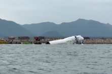 Máy bay chở hàng trượt khỏi đường băng Hồng Kông lao xuống biển: 2 người thiệt mạng