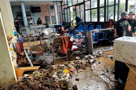 Mưa lớn gây ngập bệnh viện ở Sơn La, hàng trăm bệnh nhân di dời