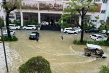 Mưa lớn kéo dài ở miền Trung, lũ trên các sông giảm chậm