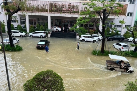 Mưa lớn kéo dài ở miền Trung, lũ trên các sông giảm chậm