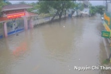 Mưa lớn kỷ lục gây ngập sâu ở Huế, còi báo động thiên tai vang khắp thành phố