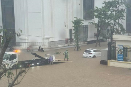 Mưa 9 tiếng chưa ngớt, Hạ Long (Quảng Ninh) ngập lai láng