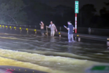 Nước lũ tràn lên cao tốc Hà Nội – Thái Nguyên, giao thông bị ảnh hưởng