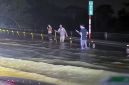 Nước lũ tràn lên cao tốc Hà Nội – Thái Nguyên, giao thông bị ảnh hưởng