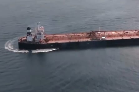 Tàu chở dầu từ Nga tiếp tục hành trình sau cuộc đột kích của hải quân Pháp