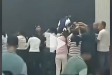 Trịnh Châu, TQ: Trường học yêu cầu phụ huynh quỳ làm “cầu người” cho học sinh giẫm qua