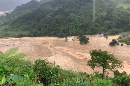 Quả đồi sạt lở kèm tiếng nổ lớn ở Quảng Ngãi, chia cắt giao thông 5 thôn