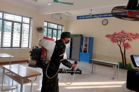 Quân y hỗ trợ khử khuẩn, xử lý xác động vật sau mưa lũ