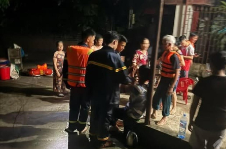 Lạng Sơn: Lật xuồng cứu hộ giữa đêm ở Hữu Lũng, tất cả 7 người được cứu