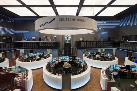 Chính phủ Mỹ đóng cửa, chứng khoán Âu – Á trái chiều, giá vàng lập kỷ lục mới