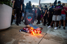 Tổng thống Trump: Đốt cờ Mỹ sẽ bị “bắt ngay lập tức”