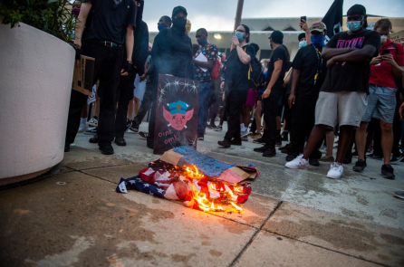 Tổng thống Trump: Đốt cờ Mỹ sẽ bị “bắt ngay lập tức”