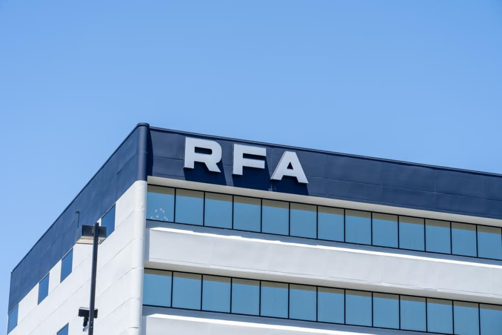 r shutterstock 2200408957