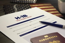 Chính phủ Mỹ đóng cửa ảnh hưởng đến visa H-1B, ông Trump bị kiện về phí 100.000 USD