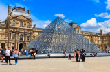 Bảo tàng Louvre ở Paris bị trộm, nhiều món trang sức vô giá bị đánh cắp chỉ trong vài phút