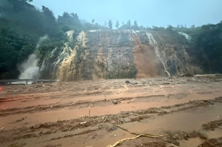 Nước lũ cuồn cuộn cắt ngang cao tốc tuyến La Sơn – Túy Loan