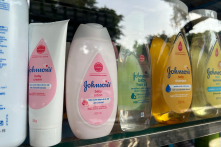 Johnson & Johnson bị yêu cầu bồi thường gần 1 tỷ USD vì amiăng