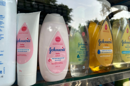 Johnson & Johnson bị yêu cầu bồi thường gần 1 tỷ USD vì amiăng