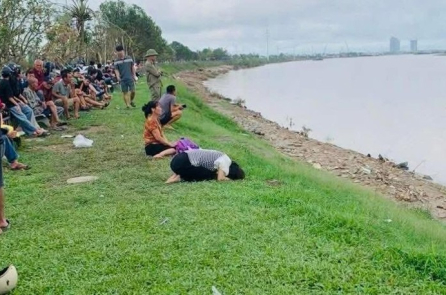 Tìm thấy thi thể hai bé gái trong vụ người bố ôm con nhảy cầu Bến Thủy