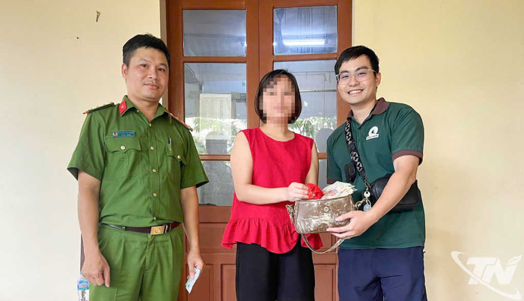 tra lai tien mat trong lu 20251012174826 20251012181842