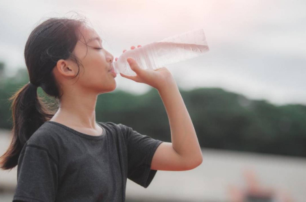 Có phải khát nước đồng nghĩa với mất nước?