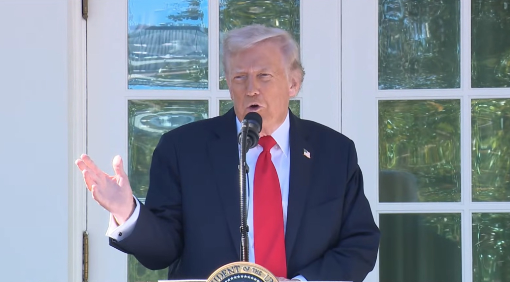 trump phat bieu tai vuon hong 21 10 25 Screen Shot 2025 10 22 at 07.41.46