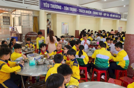 Vụ thực phẩm không đảm bảo tại Đà Lạt: Tiếp tục đình chỉ hiệu trưởng để xác minh