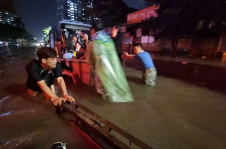 Đêm Hà Nội ngập lịch sử: Người đón con kẹt 6 tiếng giữa đường, người lội bộ 4-5km về nhà