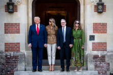 Anh trả thêm 25% cho thuốc Mỹ mới; Mỹ giảm thuế cho thiết bị y tế từ Anh