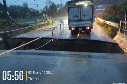 Sập mố cầu Phú Mậu (Huế), 3 xã vùng cao bị chia cắt