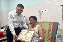 Hai ông Quang, Sanh nhận khen thưởng vì dũng cảm cứu người giữa bão