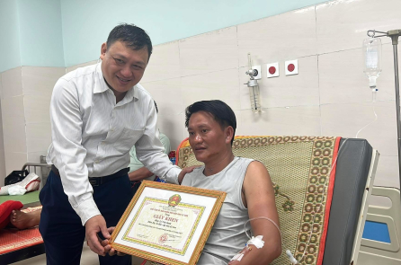 Hai ông Quang, Sanh nhận khen thưởng vì dũng cảm cứu người giữa bão