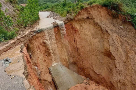 Sạt lở, đường ở Nam Trà My sập vụn