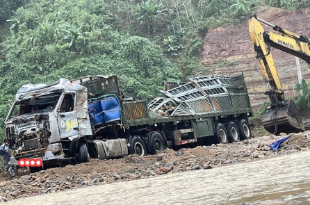 Tài xế xe đầu kéo không lách rào chắn, chiếc xe bị lũ siết biến dạng