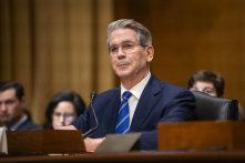 Ông Bessent: Cổ tức thuế quan 2.000 USD sẽ được phát cho các hộ gia đình “làm công ăn lương”