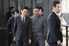 TQ đăng ảnh quan chức ‘đút tay vào túi’ khi tiễn khách – Nhật Bản phản ứng