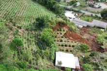 Đồi nứt liên tiếp tại xã vừa chìm trong lũ xả thủy điện