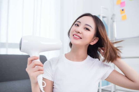 Tại sao bạn nên tránh sử dụng máy sấy tóc ở khách sạn?