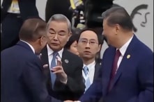 Kịch tính tại APEC: Thủ tướng Malaysia tiến tới bắt tay ông Tập khiến đoàn TQ cuống cuồng