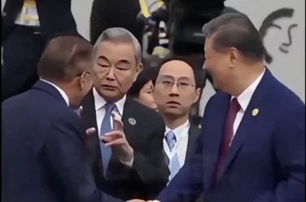 Kịch tính tại APEC: Thủ tướng Malaysia tiến tới bắt tay ông Tập khiến đoàn TQ cuống cuồng