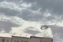 Vòng khói đen bí ẩn xuất hiện trên bầu trời Công viên Disneyland ở California